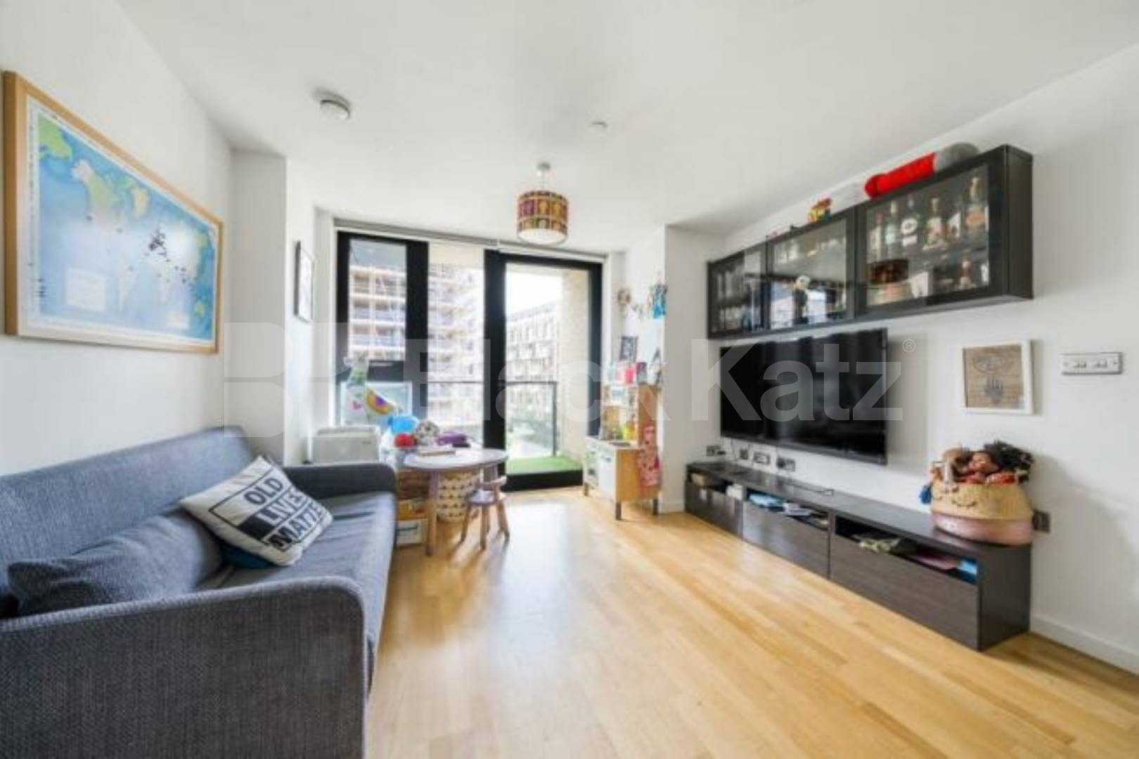 Modern Two-Bed Apartment in Central Park Development  in Greenwich Parkside Avenue SE10, Greenwich